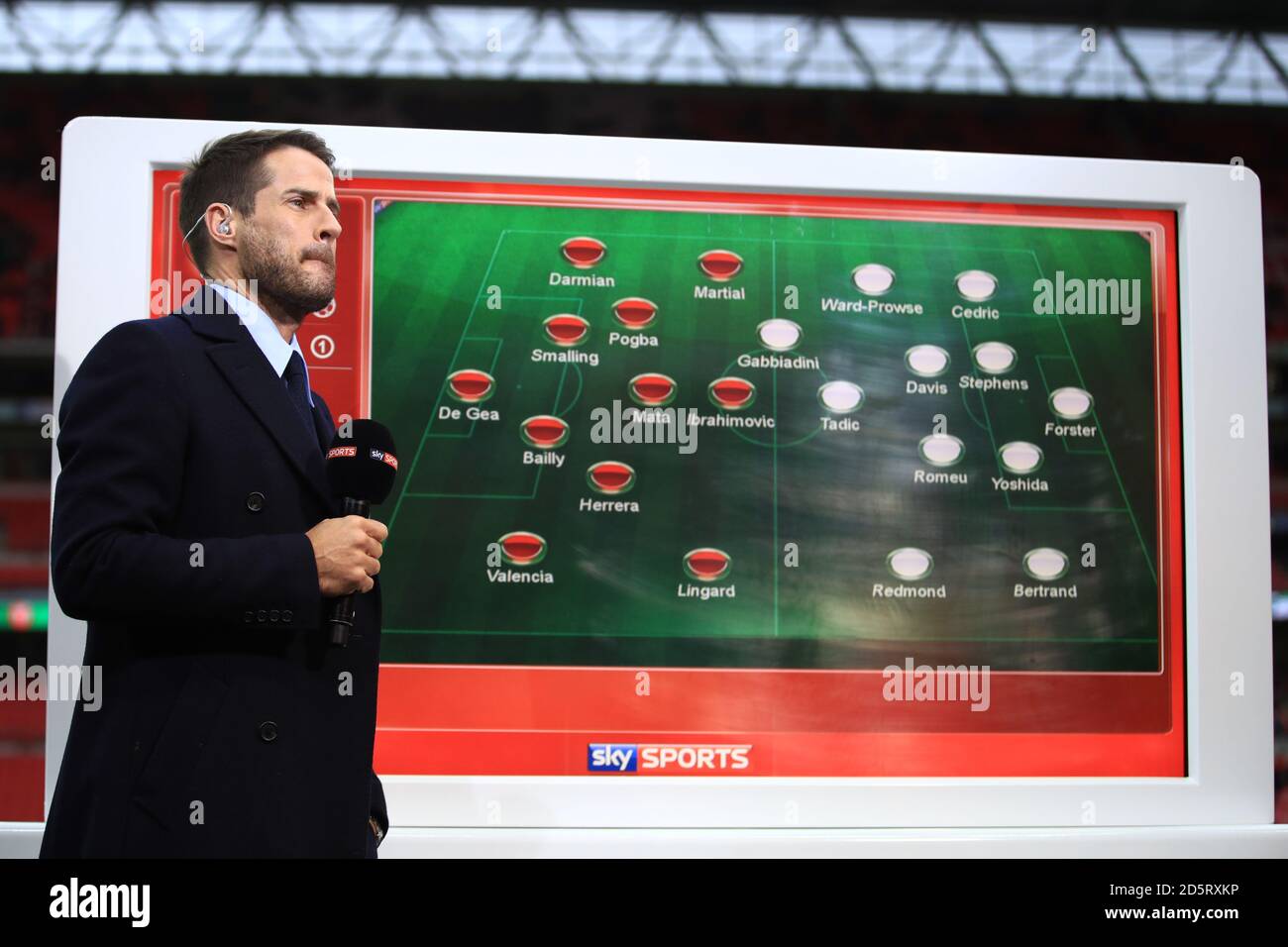 Jamie Redknapp rapporte le côté de la pelouse le long du mobile SKY Sports Avec les équipes qui y sont présentes pendant la coupe EFL Match final entre Manchester United et Southampton au stade Wembley Banque D'Images