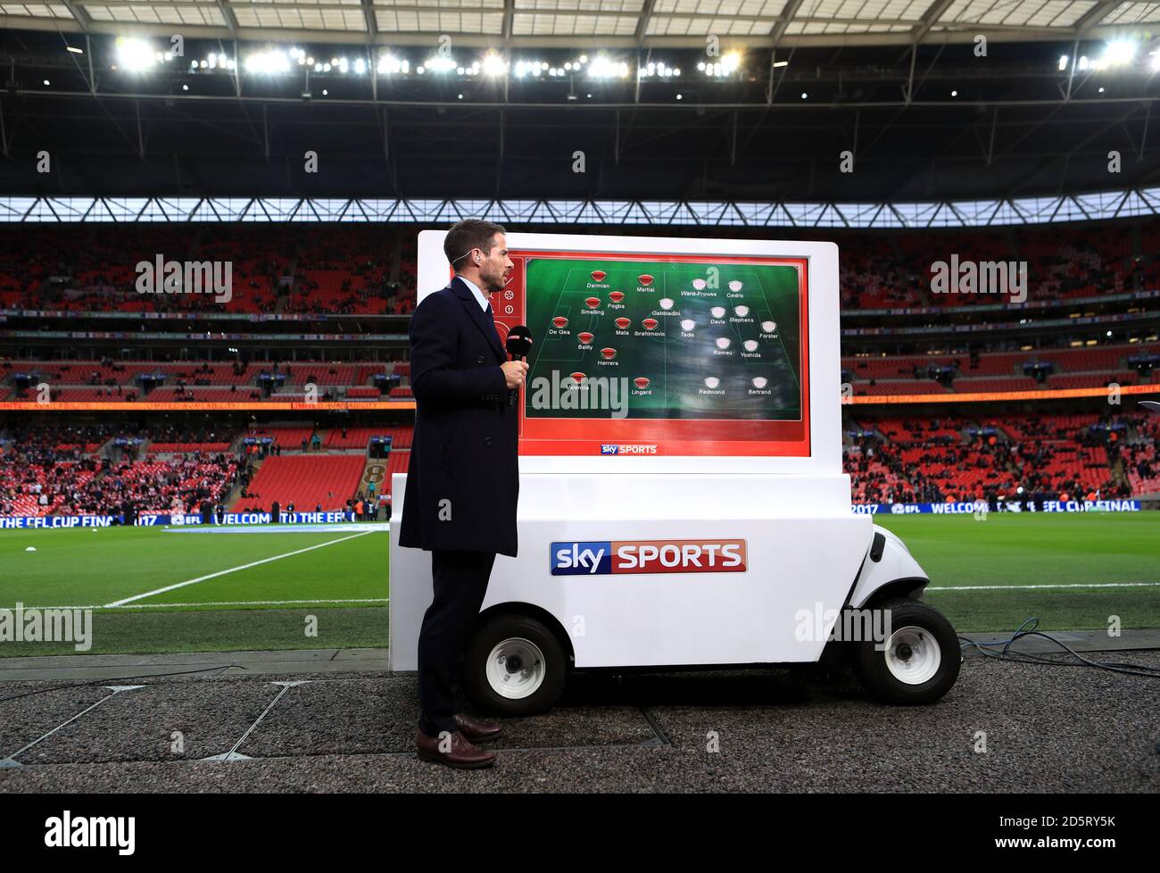 Jamie Redknapp rapporte le côté de la pelouse le long du mobile SKY Sports Avec les équipes qui y sont présentes pendant la coupe EFL Match final entre Manchester United et Southampton au stade Wembley Banque D'Images