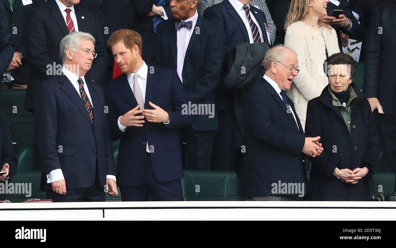 Le député conservateur de Sevenoaks et le secrétaire d'État à la Défense Sir Michael Fallon (à gauche), le prince Harry (2e à gauche), le président de la RFU Peter Baines (2e à droite) et Anne, la princesse Royal (à droite) dans les tribunes précédant le match Banque D'Images