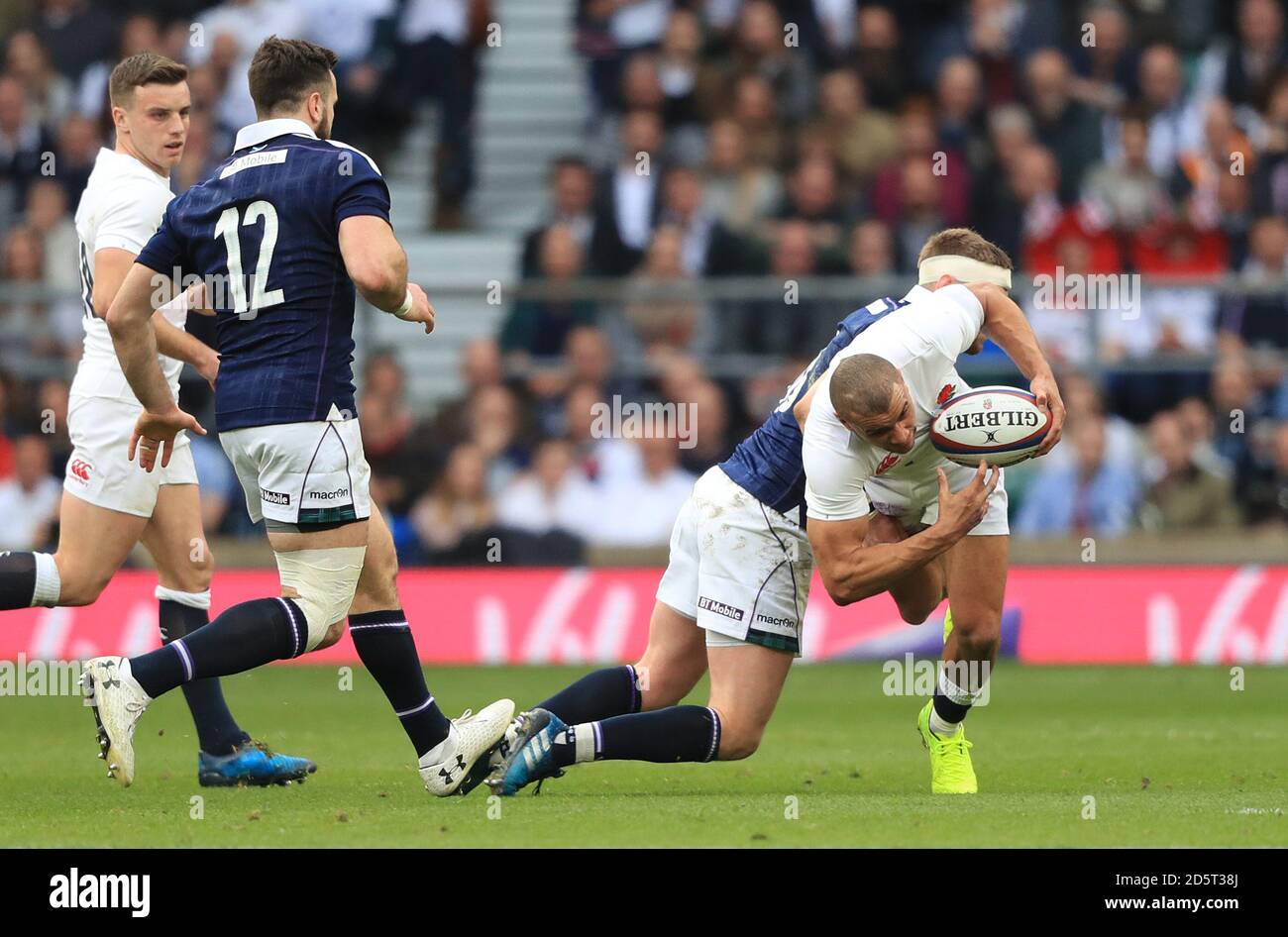 Le britannique Jonathan Joseph est défié par le écossais Finn Russell Banque D'Images