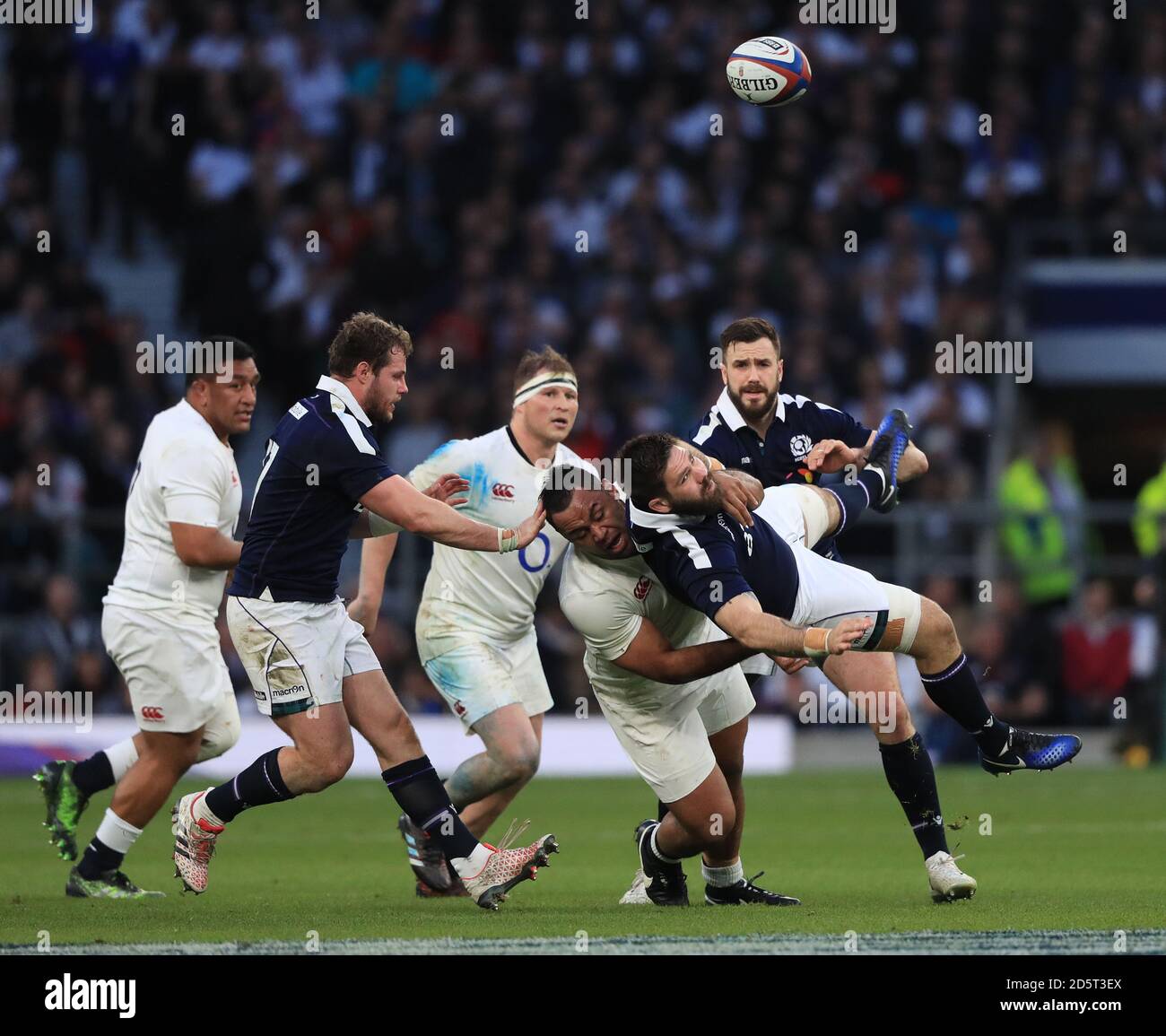Billy Vunipola (centre), en Angleterre, défie Cornell du Preez, en Écosse Banque D'Images