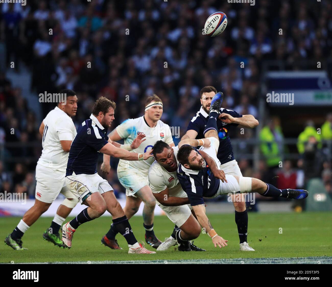 Billy Vunipola (centre), en Angleterre, défie Cornell du Preez, en Écosse Banque D'Images
