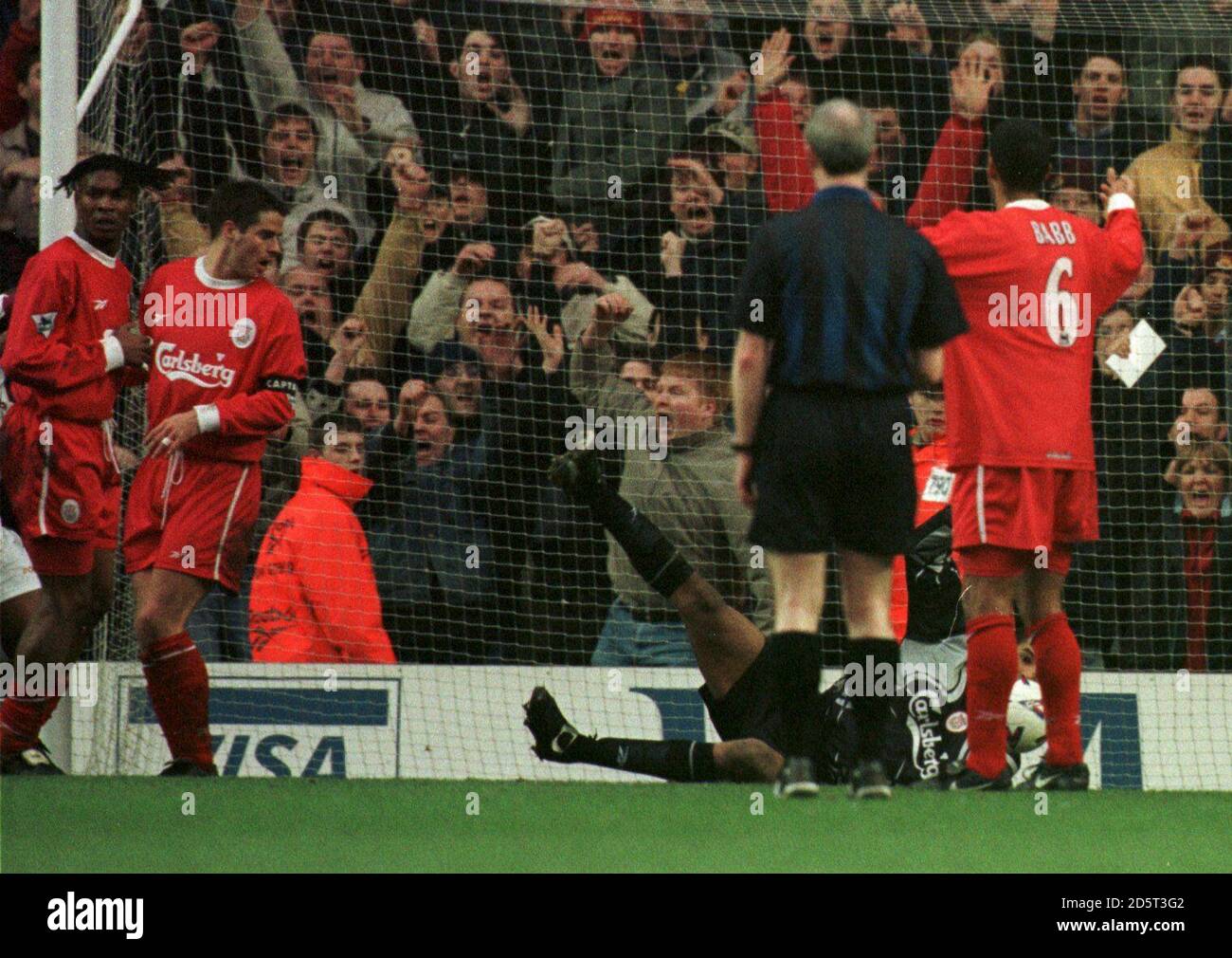 lr; Rigobert Song de Liverpool, Jamie Redknapp et Phil Babb regardent avec horreur David James qui laisse un but directement à partir du coin de Trevor Sinclair (West Ham United) Banque D'Images