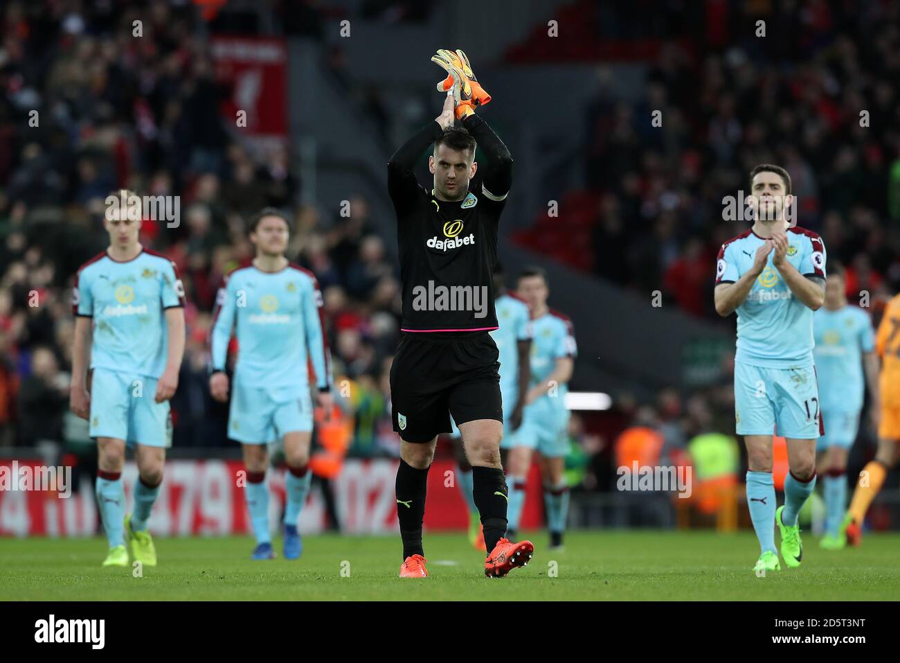 Tom Heaton, gardien de but de Burnley (au centre), applaudit les fans après le sifflet final Banque D'Images