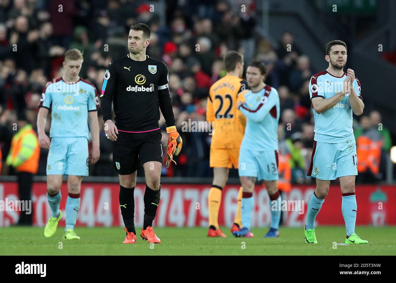 Tom Heaton, gardien de but de Burnley (à gauche), semble abattu après la finale sifflet Banque D'Images