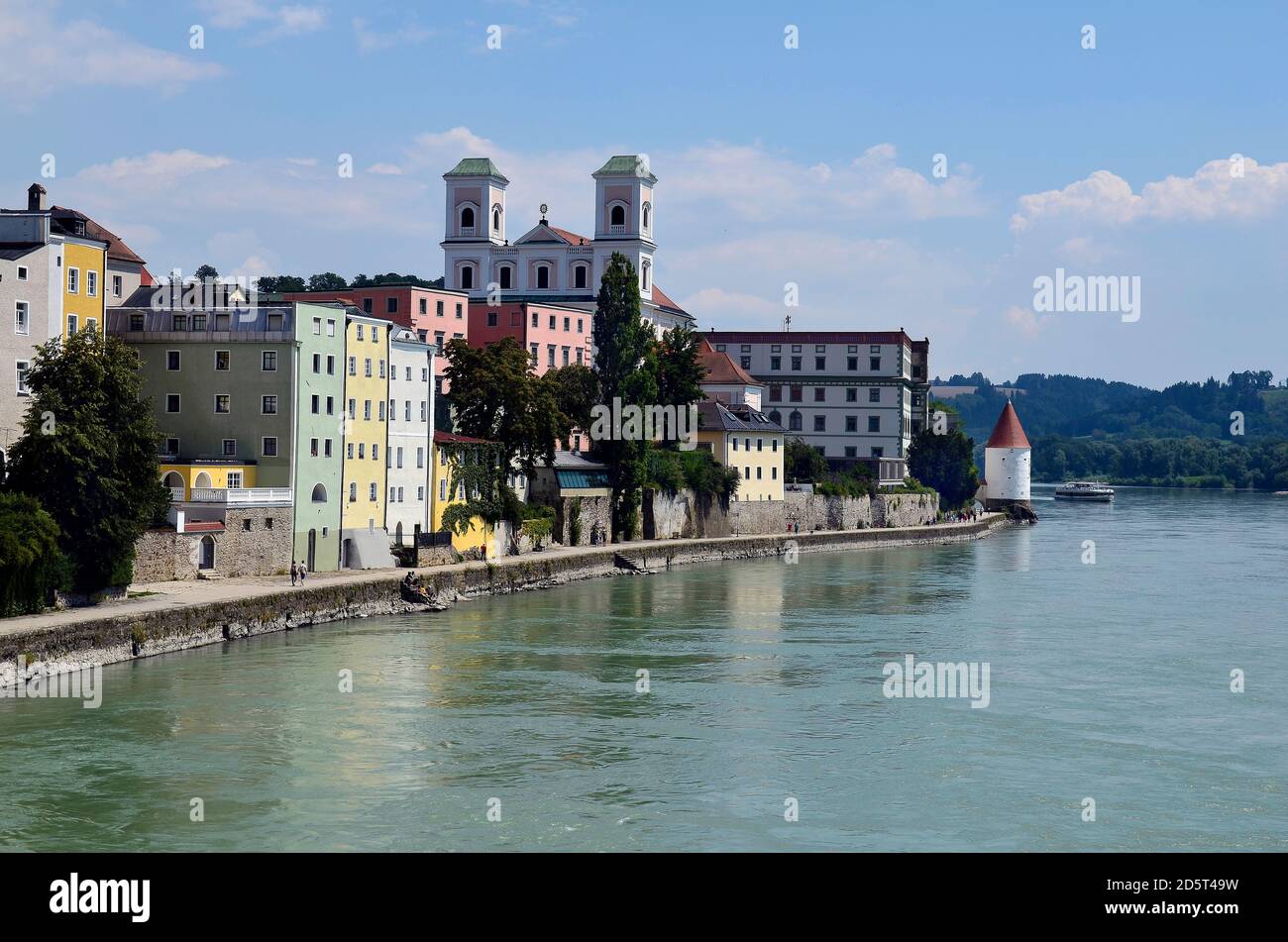 Allemagne, paysage urbain avec église Saint-Michel de la vieille ville district le long de la rivière Inn dans la ville de Passau en Bavière près de la frontière avec l'Autriche, se trouve Banque D'Images