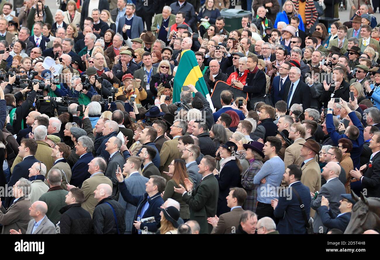 Les Racegoers et les médias regardent le dévoilement du nouveau point d'accès Statue de McCoy pendant le premier jour du festival de Cheltenham 2017 Banque D'Images