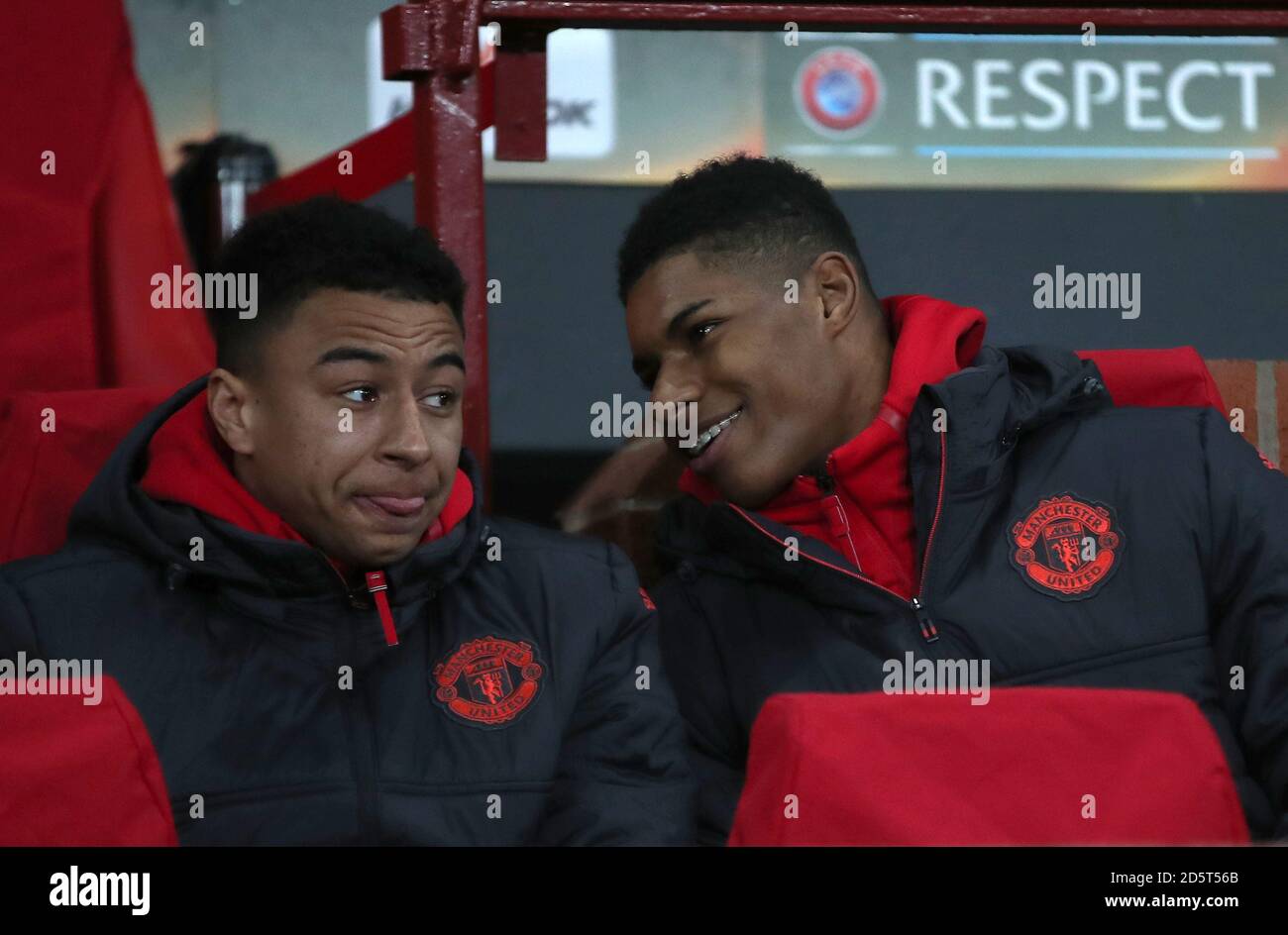 /Jesse Lingard de Manchester United (à gauche) et Marcus Rashford de Manchester United sur le banc Banque D'Images
