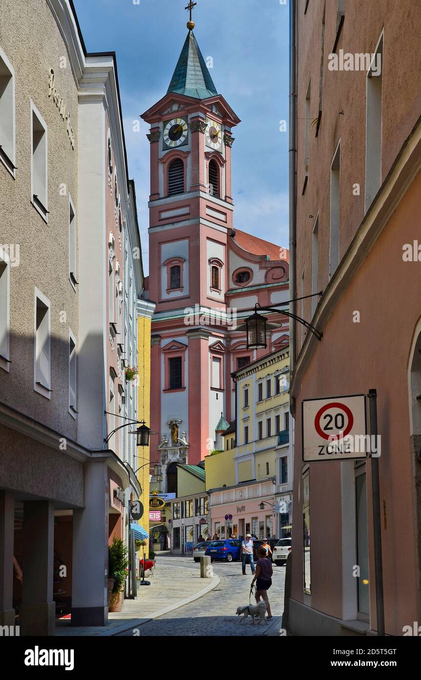 Passau, Allemagne - 17 juillet 2018 : personnes non identifiées dans le quartier de la vieille ville avec église de Saint Paul dans la ville de Bavière près de la frontière avec Aust Banque D'Images