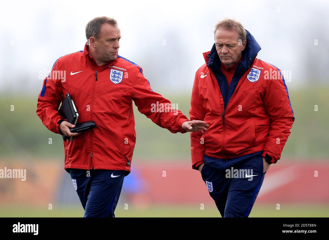 Mark Robson (à gauche) et Keith Downing (à droite), entraîneur de l'U19 d'Angleterre Banque D'Images