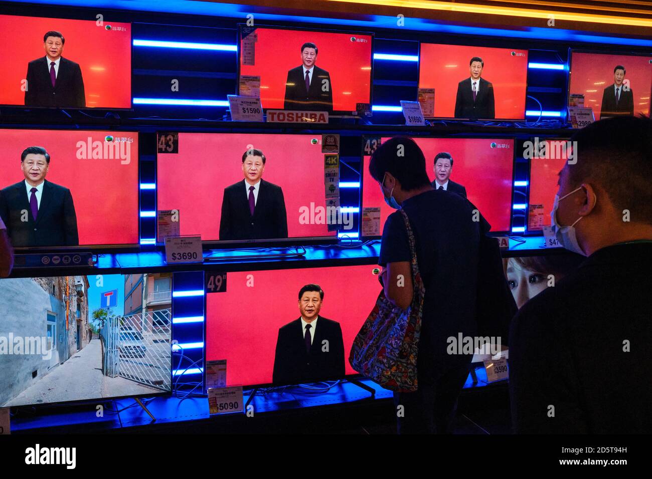 Les écrans d'un grand magasin sont vus montrant une émission de nouvelles du président chinois Xi Jinping prononcer un discours à Shenzhen. Le président Xi déclare que Shenzhen sera le « moteur » du développement de la région de la grande baie de Guangdong, Hong Kong et Macao lorsqu'il se rend à Shenzhen pour marquer le 40e anniversaire de la création de la zone économique spéciale de Shenzhen. Banque D'Images