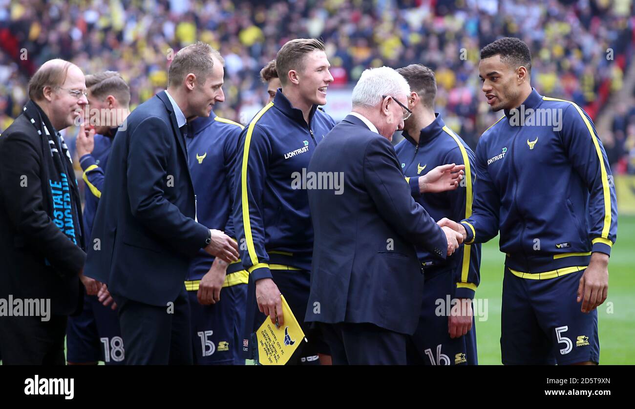 Les clients spéciaux se secouent la main avec Curtis Nelson Prior d'Oxford United à la correspondance Banque D'Images