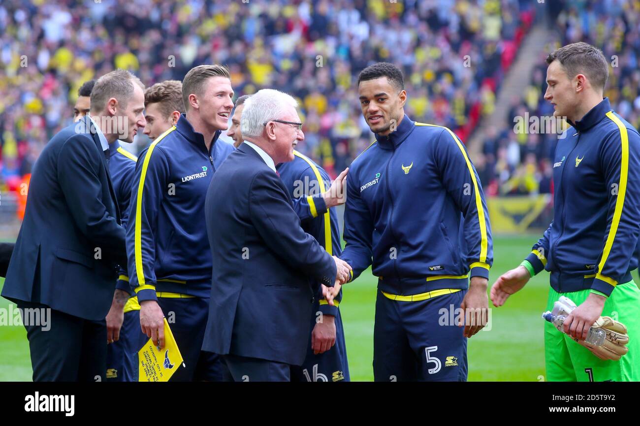 Les clients spéciaux se secouent la main avec Curtis Nelson Prior d'Oxford United à la correspondance Banque D'Images