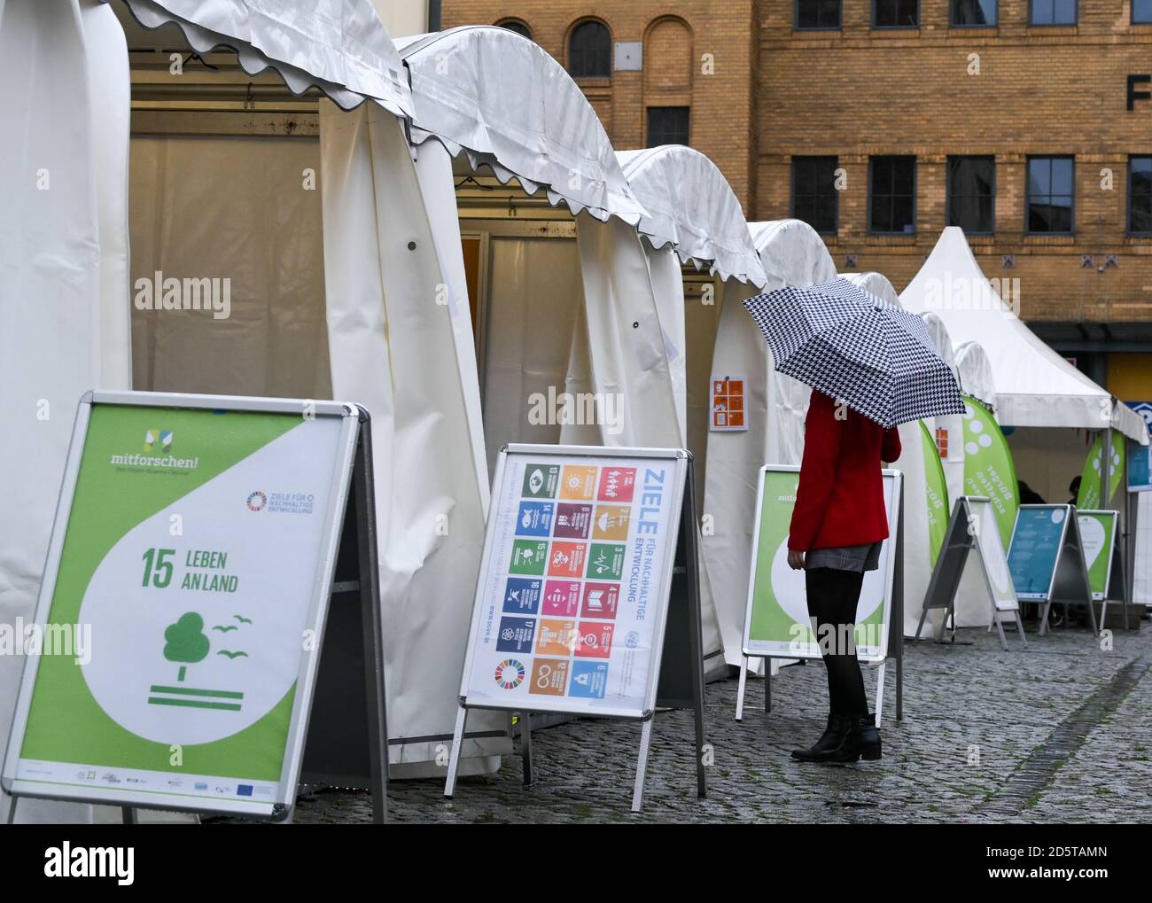 Berlin, Allemagne. 14 octobre 2020. Des tentes d'information seront mis en place au Citizen Science Festival 'Mitforschen!' Dans le cadre de "citoyens créer la connaissance" dans le Kulturbrauerei à Berlin. Il aura lieu les 14 et 15 octobre 2020. Le festival porte sur le développement durable. Le festival offre aux projets l'occasion de se présenter et d'inviter les gens à participer à la recherche. Credit: Jens Kalaene/dpa-Zentralbild/ZB/dpa/Alay Live News Banque D'Images