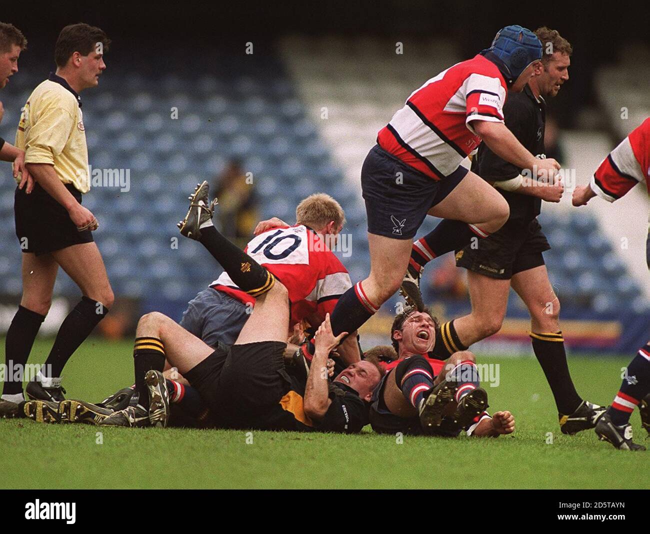 Alex King de Wasps est estampillé par Phil Vickery de Gloucester Banque D'Images