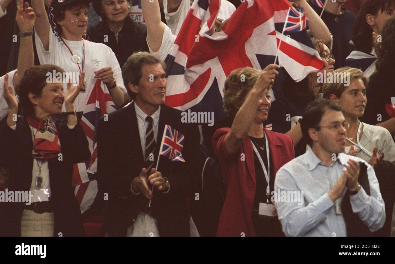 La famille de Tim Henman l'applaudit à la victoire sur Todd Martin. L-R: Mme Henman, M. Henman, la mère de sa petite amie Mme Heald et sa petite amie Lucy Heald Banque D'Images