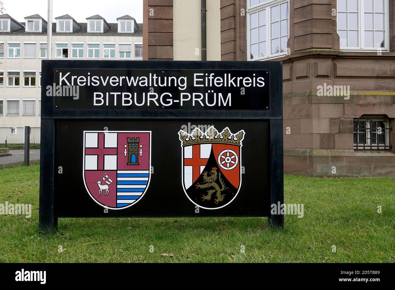 Bitburg, Allemagne. 14 octobre 2020. Le signe de l'administration du district Eifelkreis Bitburg-Prüm. Le district est l'un des districts actuellement les plus touchés par la maladie de Covid-19 au niveau national au cours des derniers jours. Credit: Harald Tittel/dpa/Alay Live News Banque D'Images