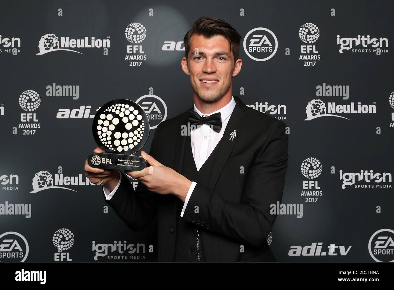 Doncaster Rovers John Marquis avec le prix Sky Bet League Two Player of the Season aux EFL Awards au London Hilton, Park Lane. Banque D'Images