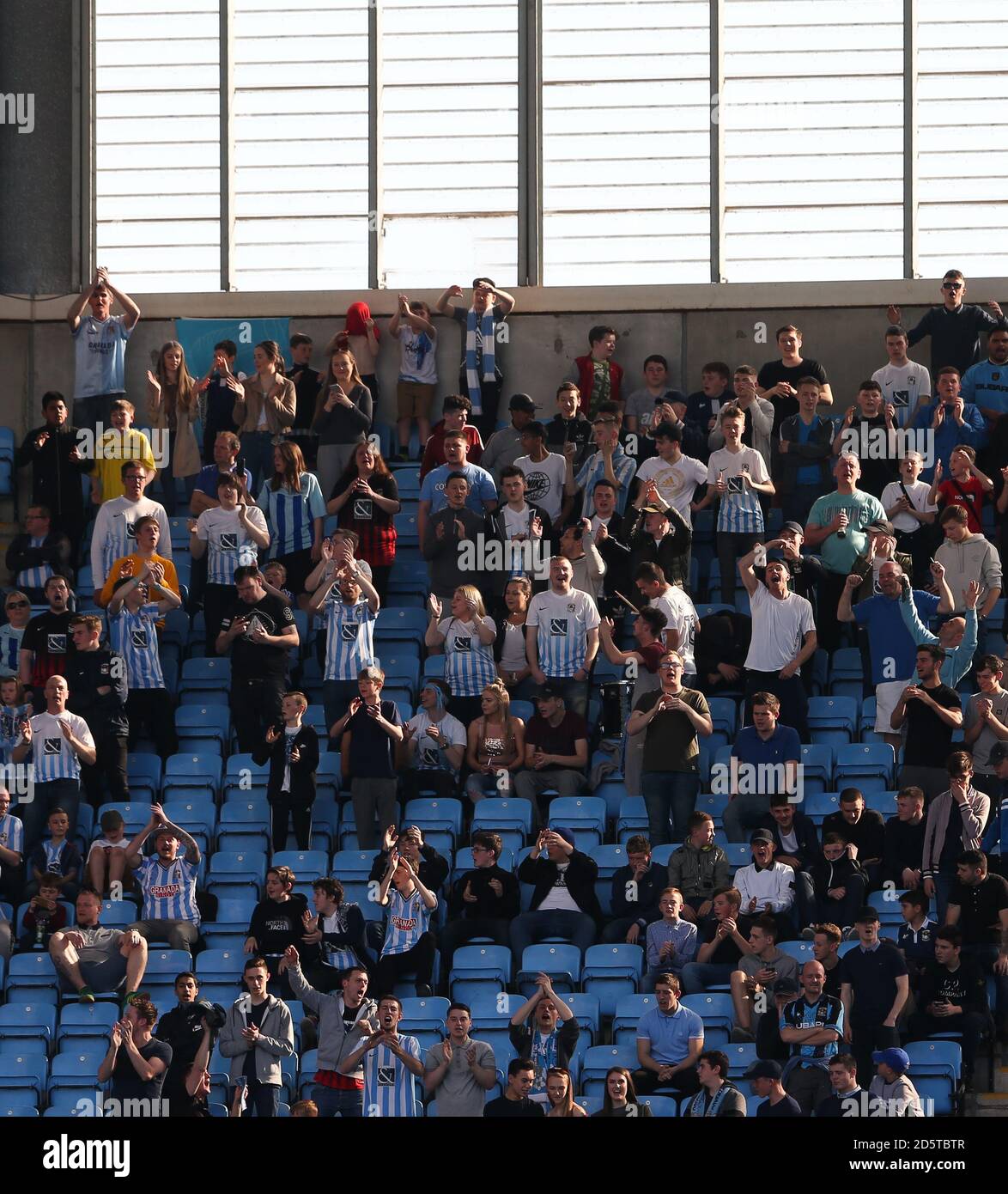 Les fans de Coventry City dans les stands de la Ricoh Arena Banque D'Images