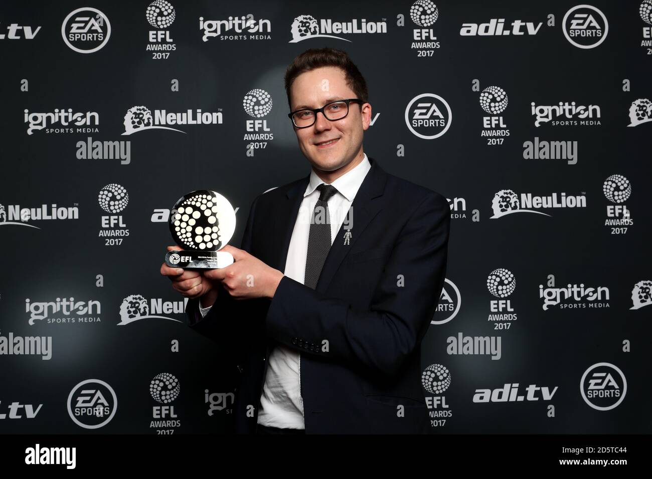 Un représentant du club de Stevenage avec le Nick Kicks Family Club of the Year Award - League 2 aux EFL Awards au London Hilton, Park Lane. Banque D'Images