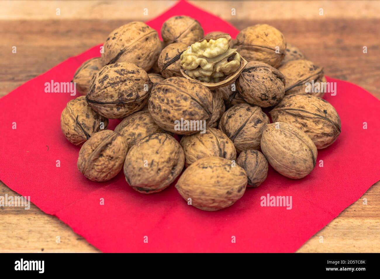 Gros plan de la pile de noix décortiquées. Vue de dessus des noix et des noix entières. Noix fraîches crues pleines de graisses, fibres, vitamines et minéraux sains.E Banque D'Images