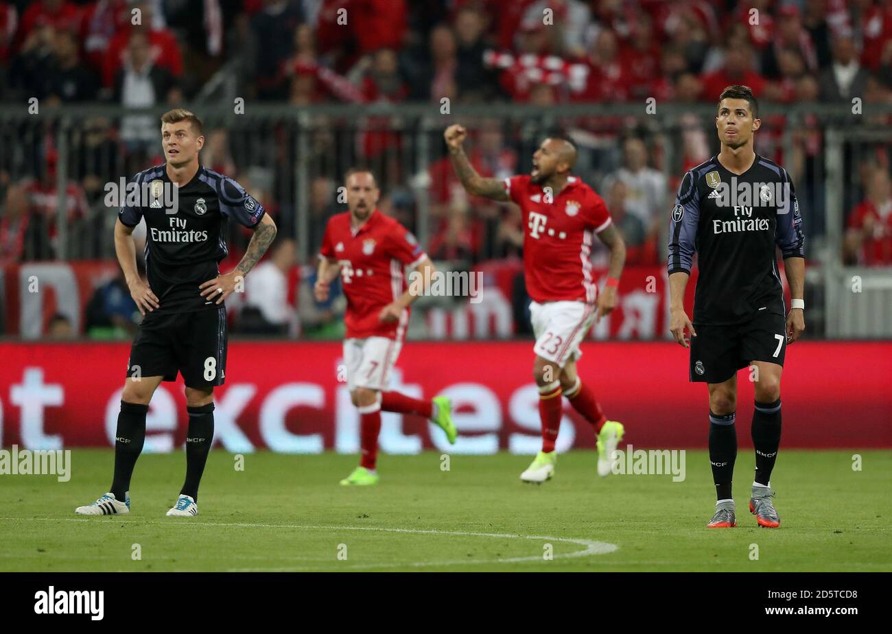 Bayern Munich Arturo Vidal (deuxième à droite) célèbre le premier but de  son côté pendant le match Toni Kroos (à gauche) et Cristiano Ronaldo (à  droite) du Real Madrid rejeté Photo Stock -