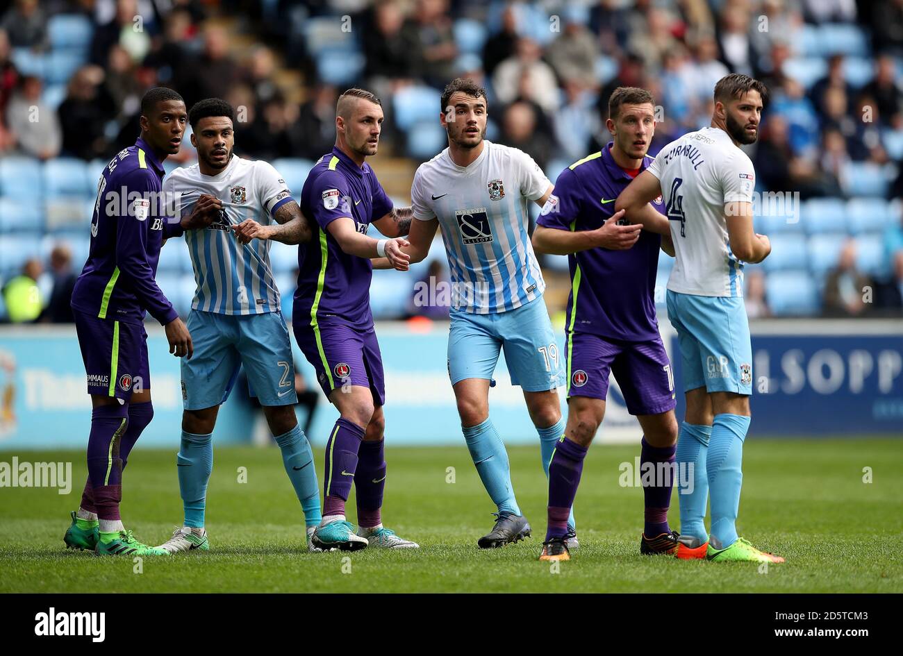 Patrick Bauer de Charlton Athletic (au centre, à gauche) et Farrend Rawson de Coventry City (au centre, à droite) en action Banque D'Images