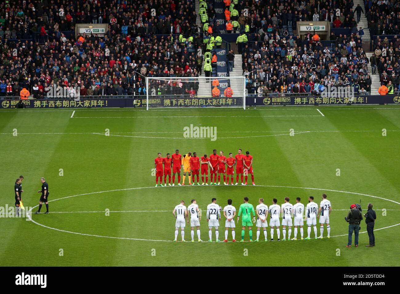 West Bromwich Albion et les joueurs de Liverpool ainsi que la foule des Hawthorns observent un silence de quelques minutes avant de se lancer en soutien à la famille Wilkinson, qui a subi une double tragédie il y a deux semaines Banque D'Images