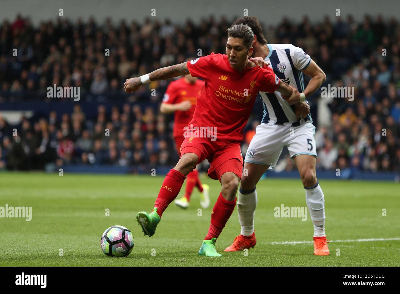 Roberto Firmino de Liverpool (à gauche) et Claudio Yacob de West Bromwich Albion bataille pour le ballon Banque D'Images