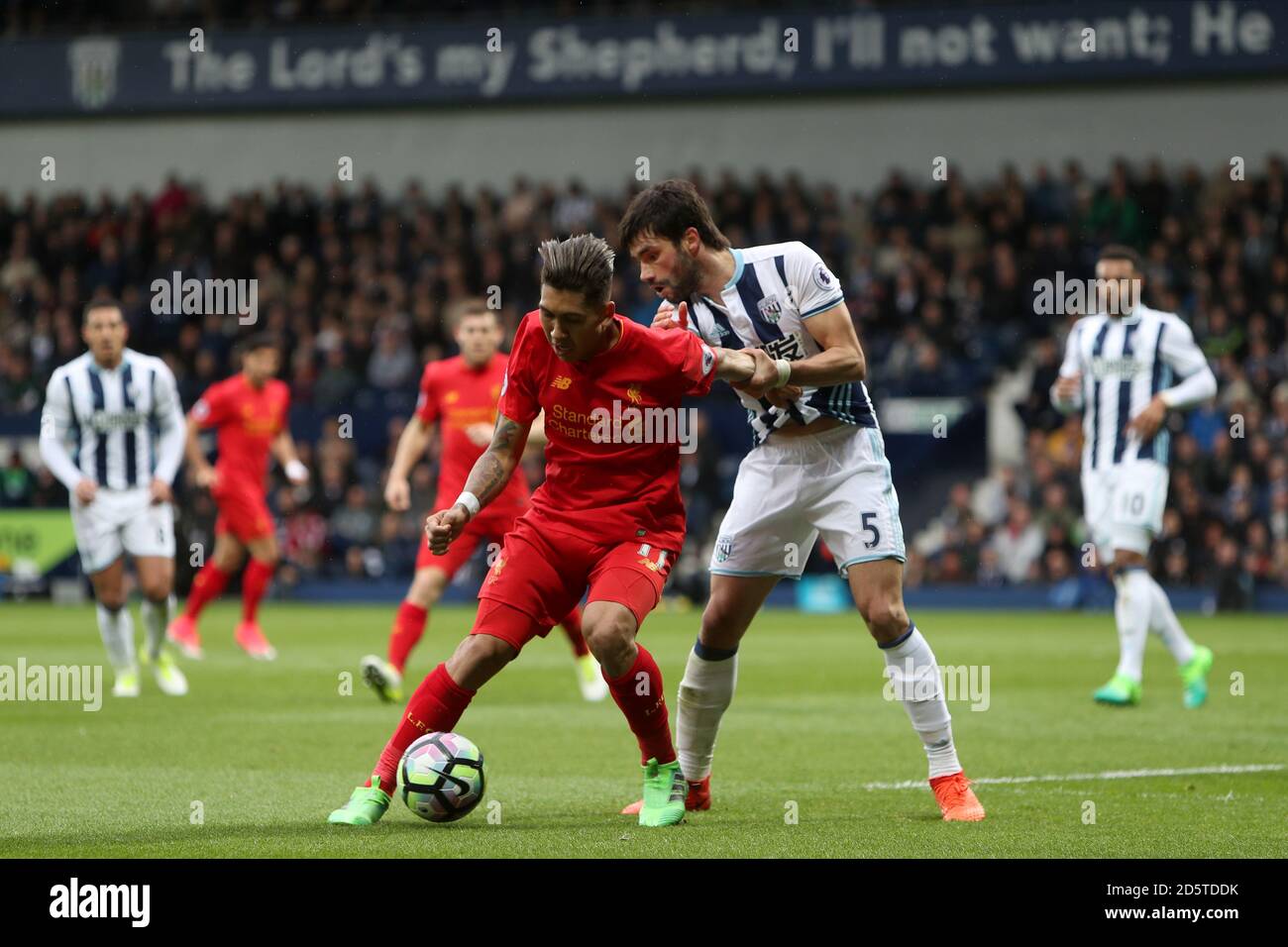 Roberto Firmino de Liverpool (à gauche) et Claudio Yacob de West Bromwich Albion bataille pour le ballon Banque D'Images