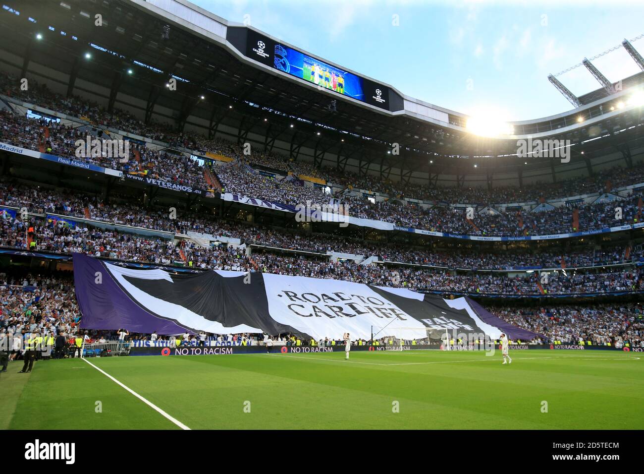 Les fans des stands ont une route vers Cardiff Bannière Banque D'Images