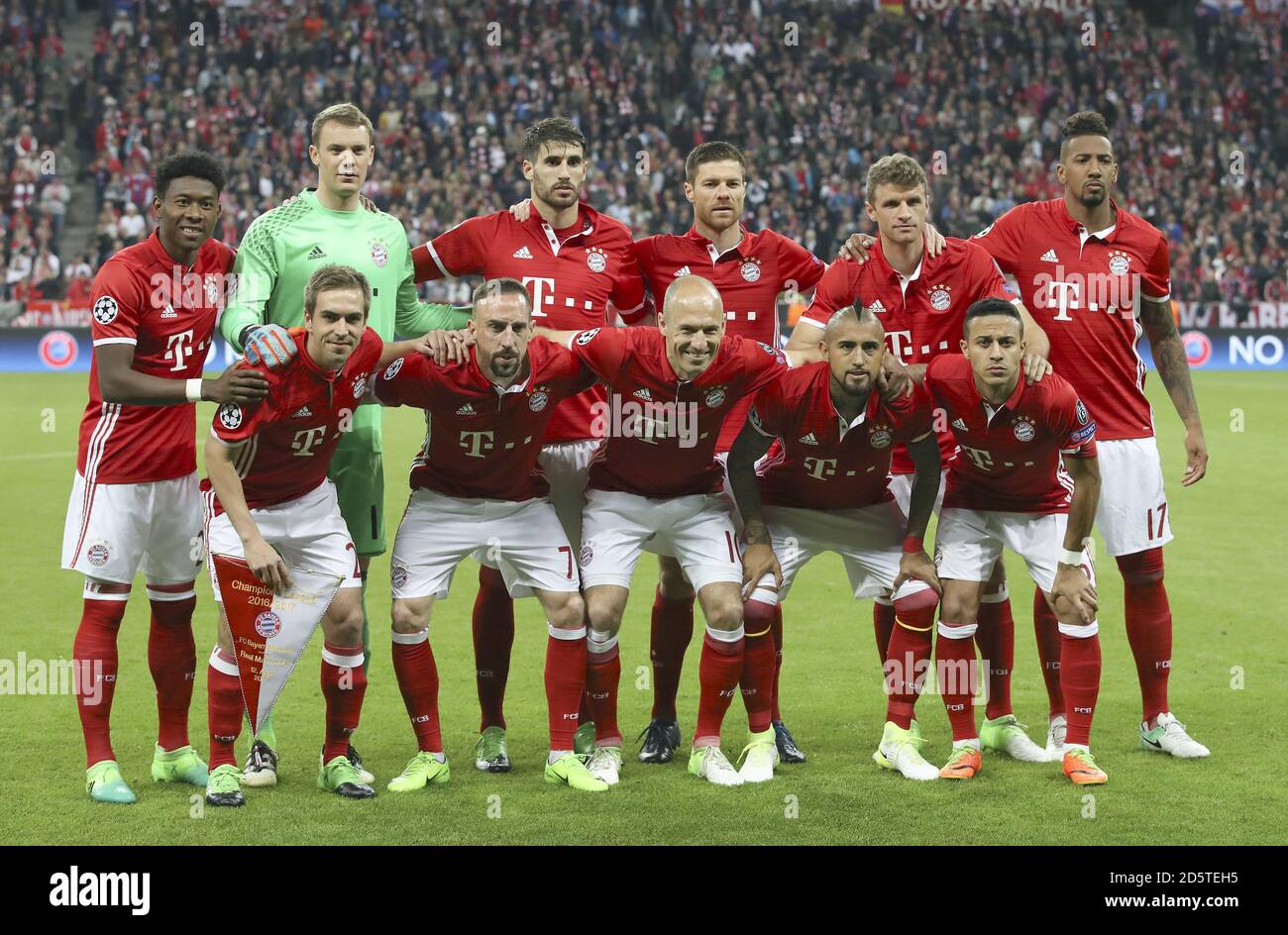 Groupe d'équipe Bayern Munich, rangée supérieure (de gauche à droite) :  David Alaba, Manuel Neuer, Javi Martinez, Xabi Alonso, Thomas Muller et  Jerome Boateng. Rangée du bas (de gauche à droite) :