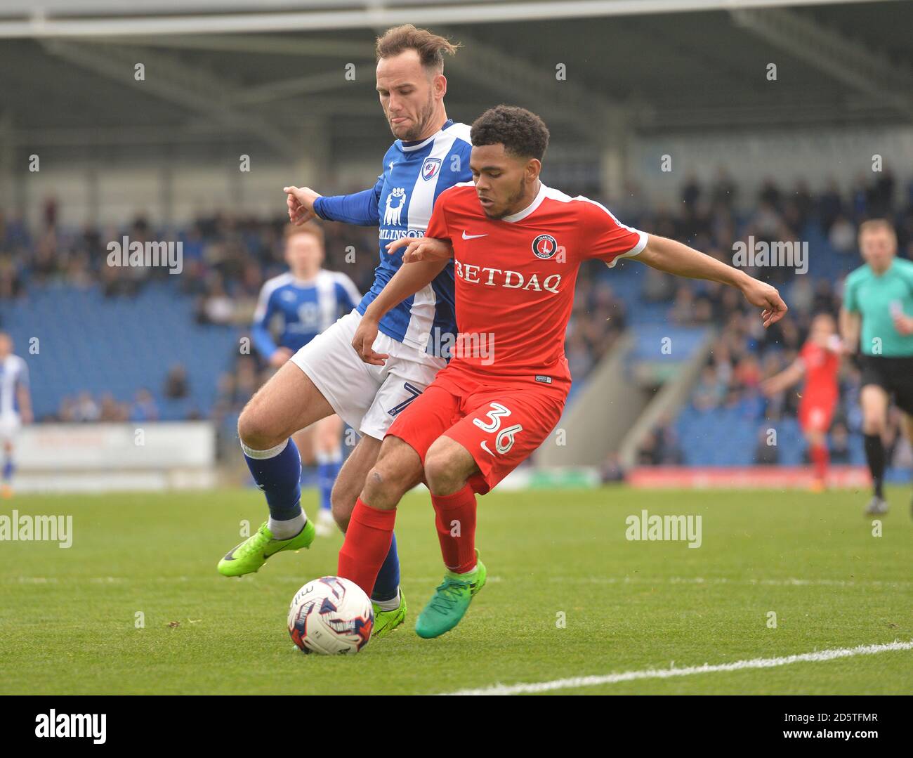 DaN Gardner de Chesterfield (à gauche) et Jay Dasilva de Charlton Athletic action Banque D'Images