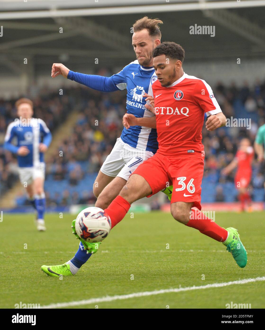 DaN Gardner de Chesterfield (à gauche) et Jay Dasilva de Charlton Athletic action Banque D'Images