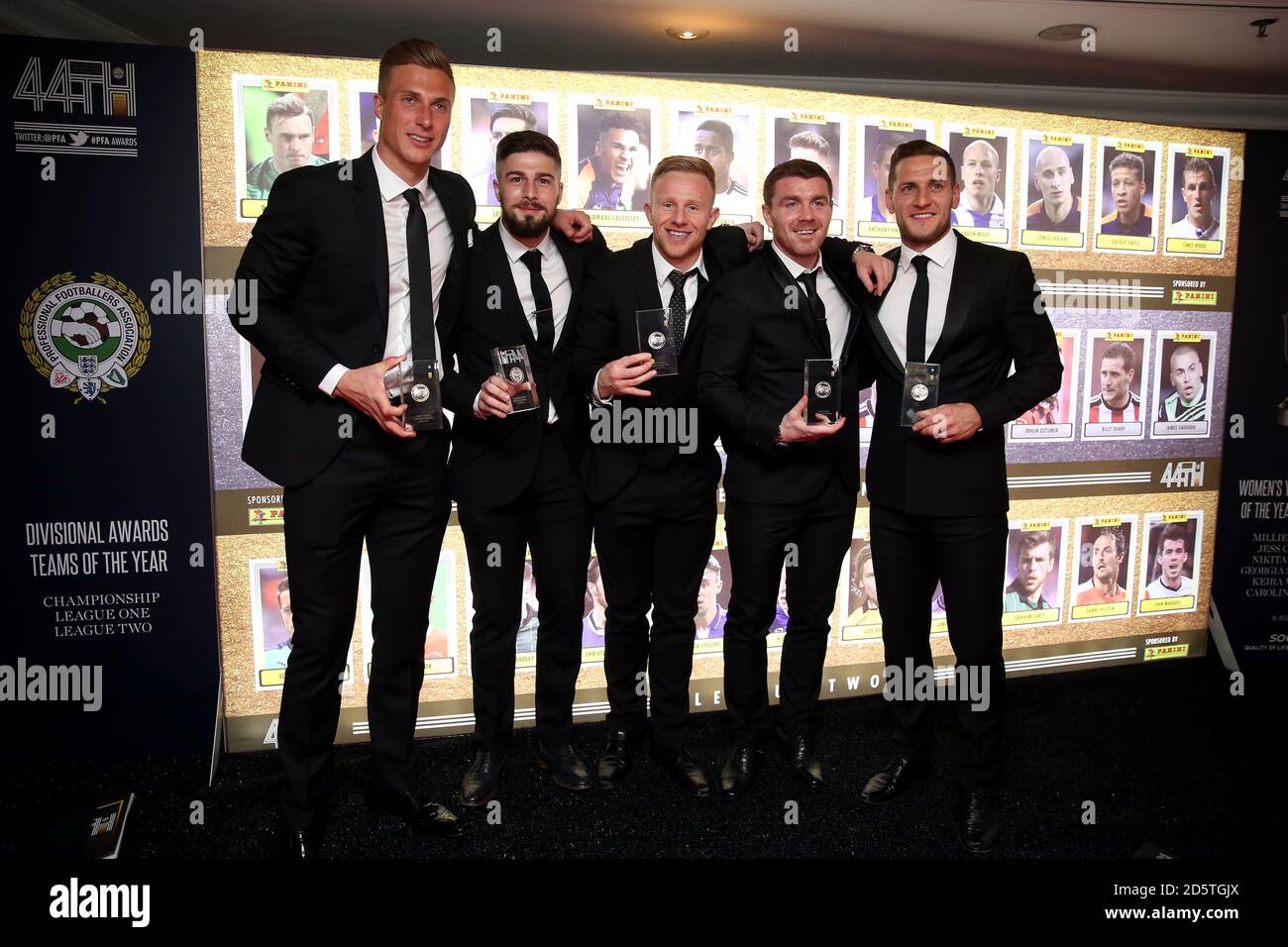 Les cinq joueurs de Sheffield United de l'équipe League One de l'année (gauche-droite) Simon Moore, Kieron Freeman, Mark Duffy, John Fleck et Billy Sharp posent avec leurs récompenses lors des Professional footballs' Association Awards 2017 au Grosvenor House Hotel, Londres Banque D'Images