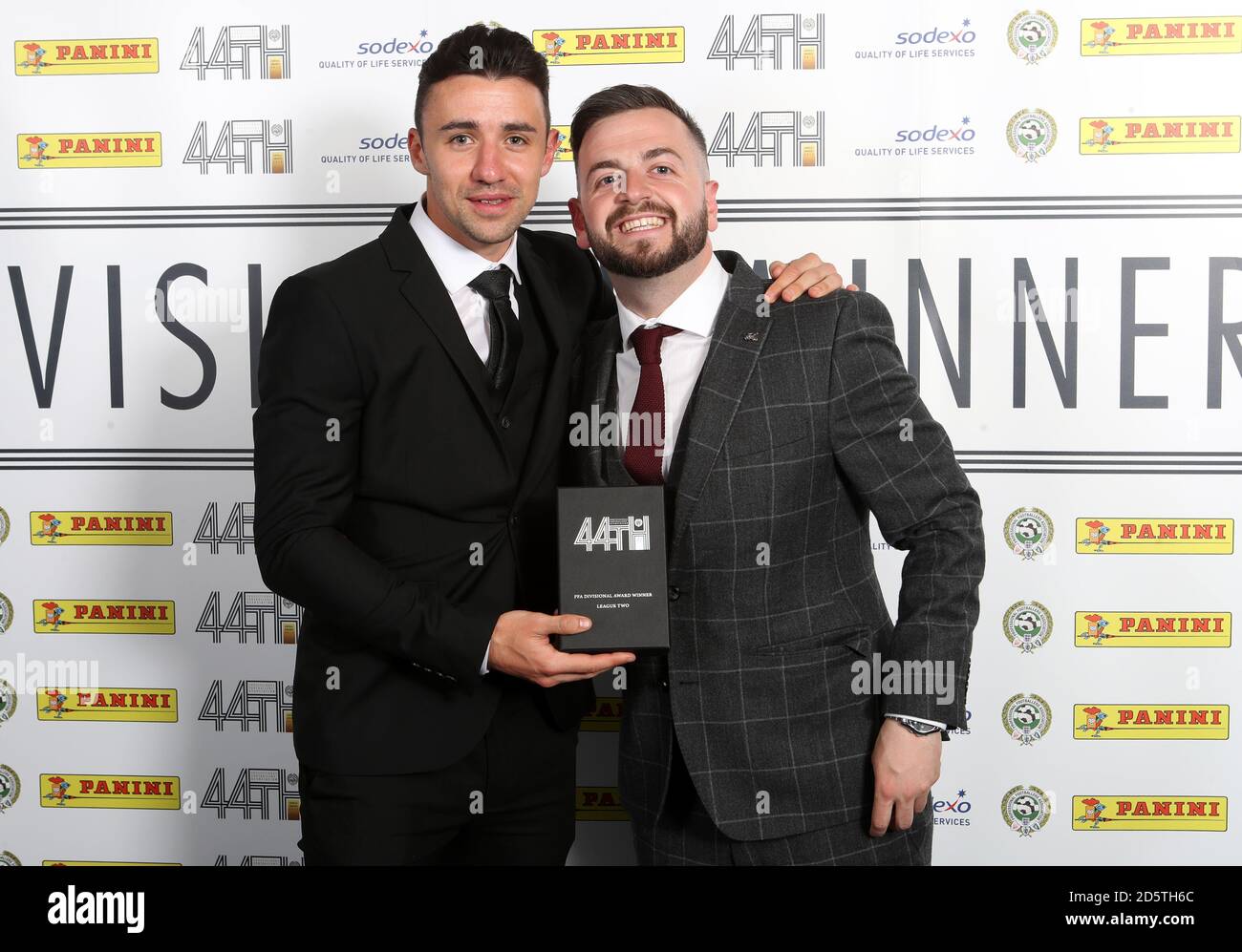 Enda Stevens (à gauche) et sa PFA League Two Team of L'année sponsorisée par Panini trophée Banque D'Images
