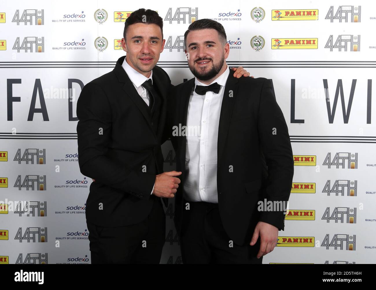 Enda Stevens (à gauche) et sa PFA League Two Team of L'année sponsorisée par Panini trophée Banque D'Images