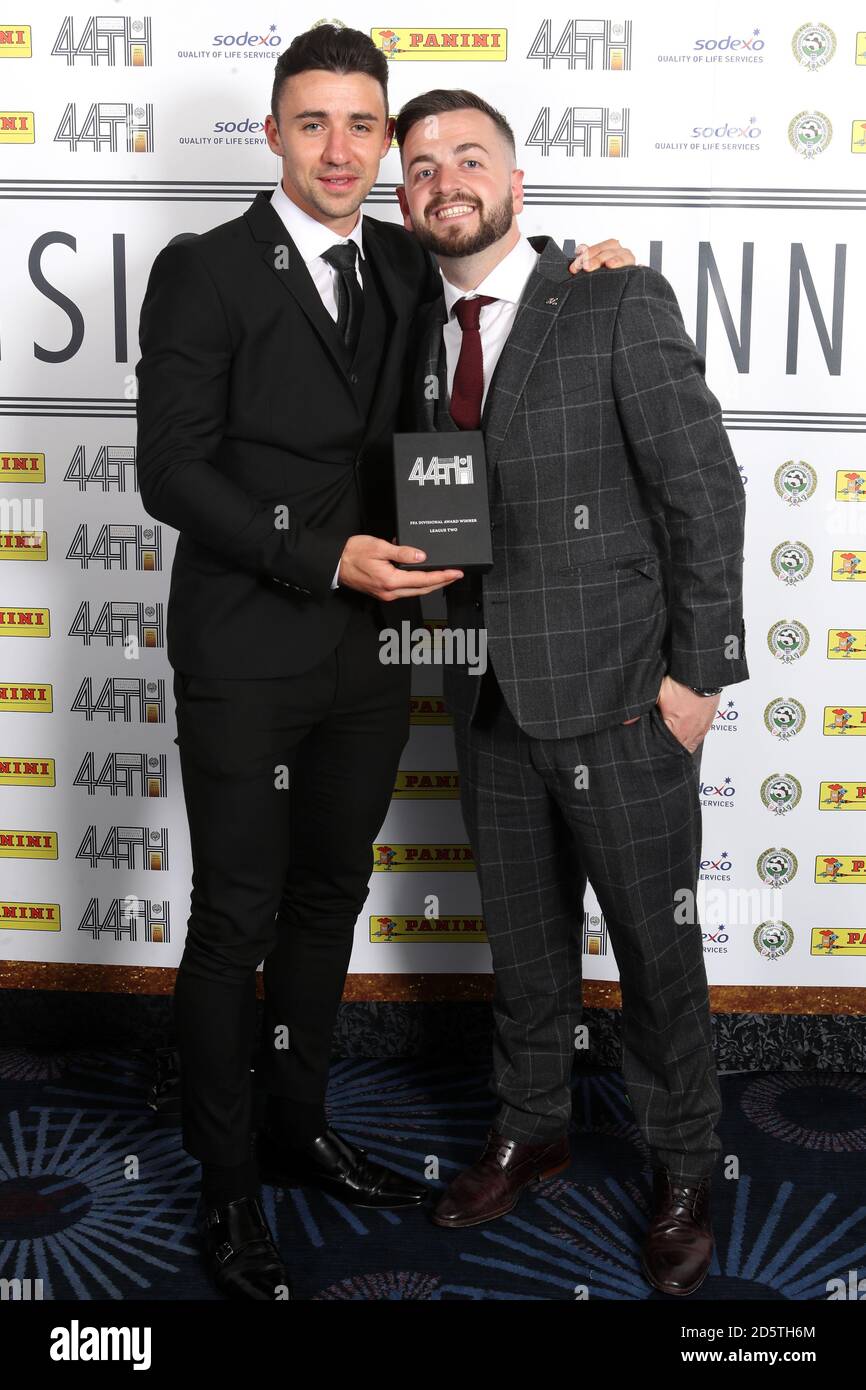 Enda Stevens (à gauche) et sa PFA League Two Team of L'année sponsorisée par Panini trophée Banque D'Images