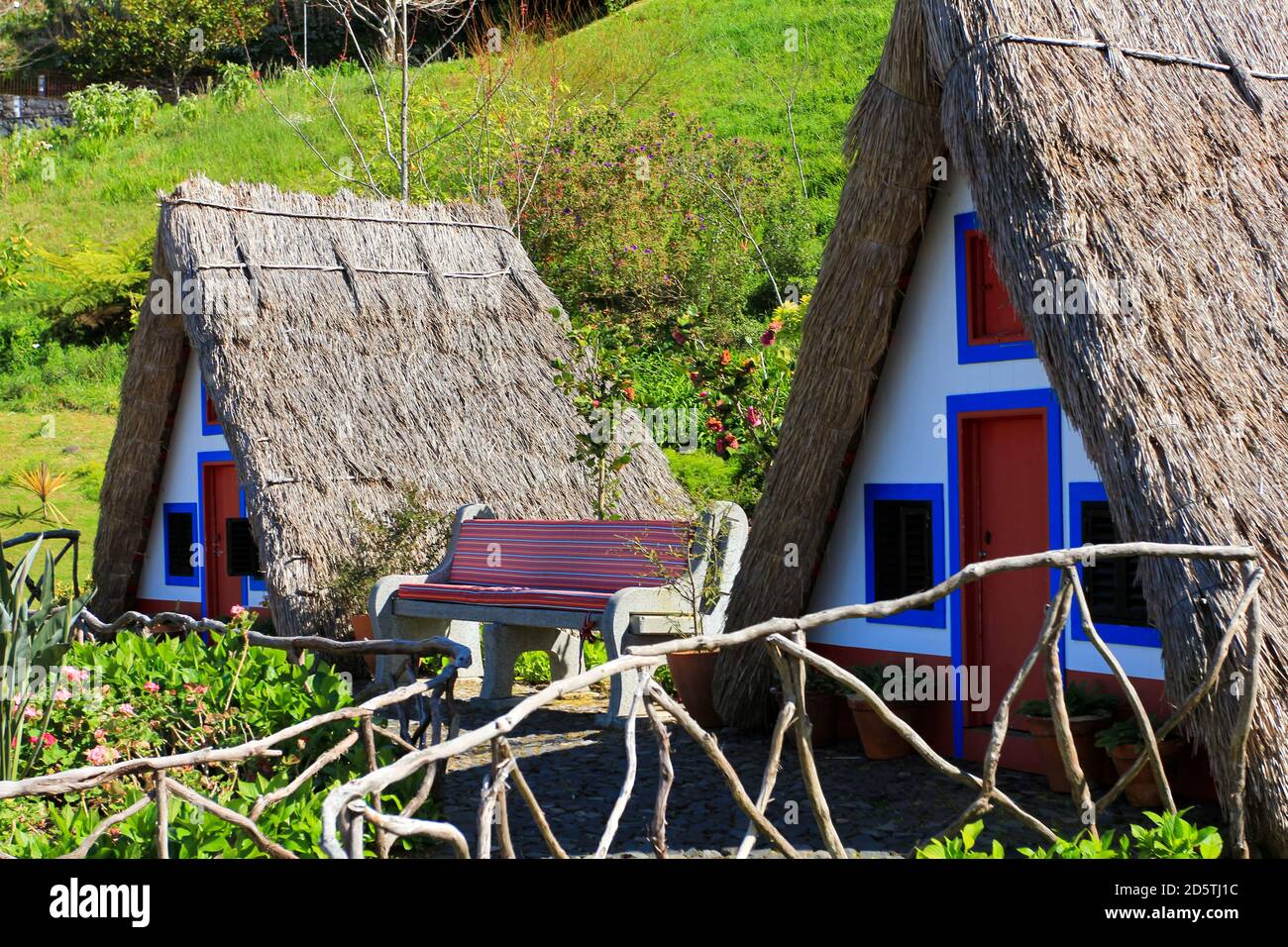 SANTANA, MADÈRE, PORTUGAL immeuble traditionnel de Madère avec toit de chaume. Banque D'Images