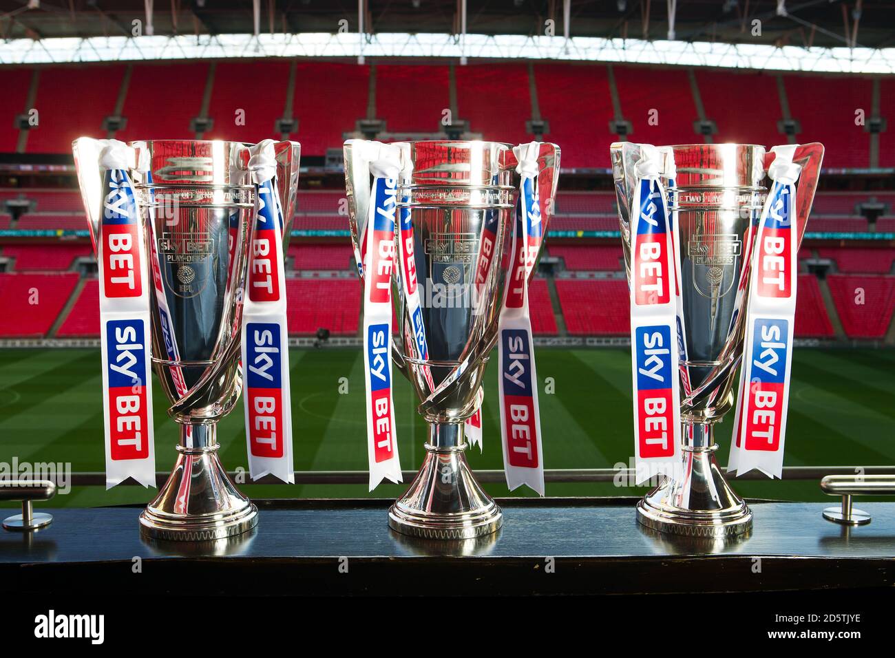 Les trophées de finale du championnat EFL Sky Bet, de la ligue Sky Bet 1 et de la ligue 2 sont présentés au stade Wembley Banque D'Images