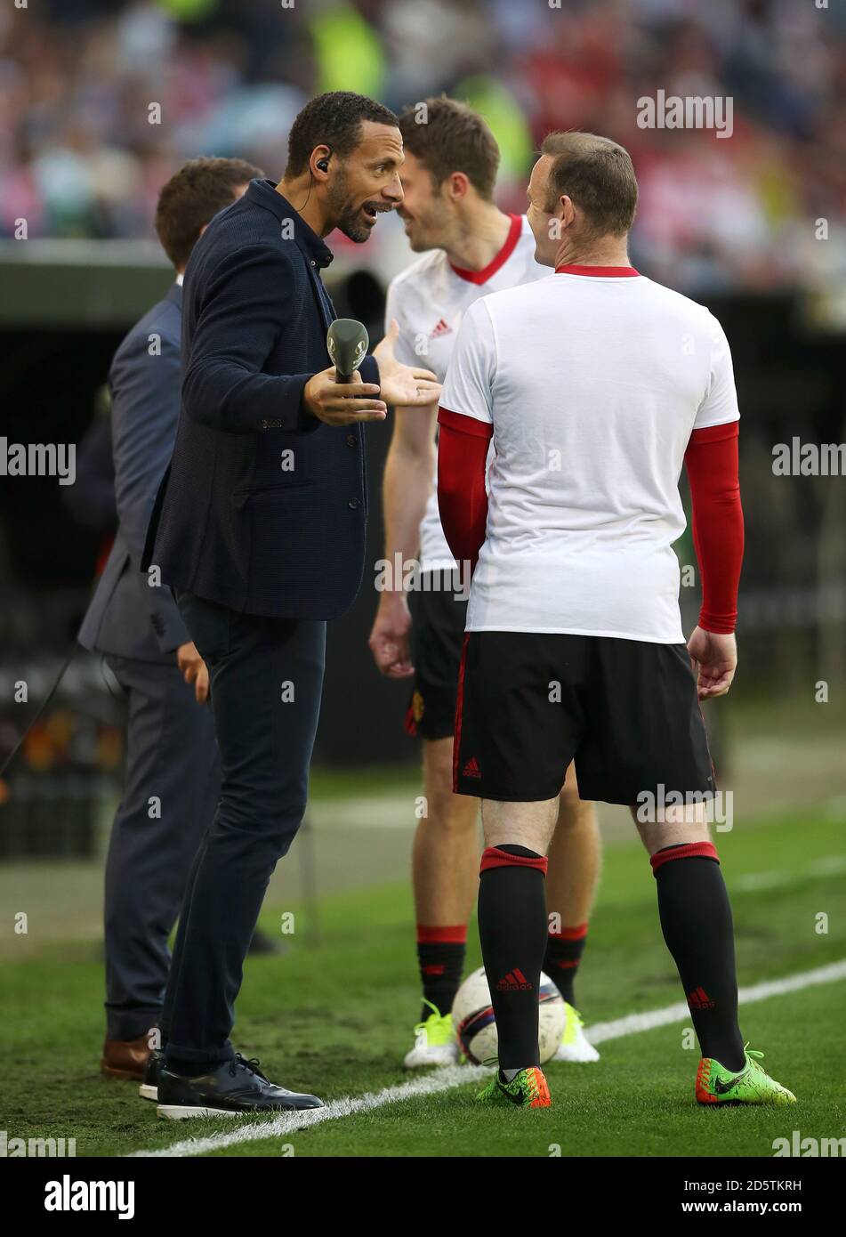 Rio Ferdinand (à gauche) parle avec son ancien coéquipier de Manchester  United Wayne Rooney avant le match Photo Stock - Alamy