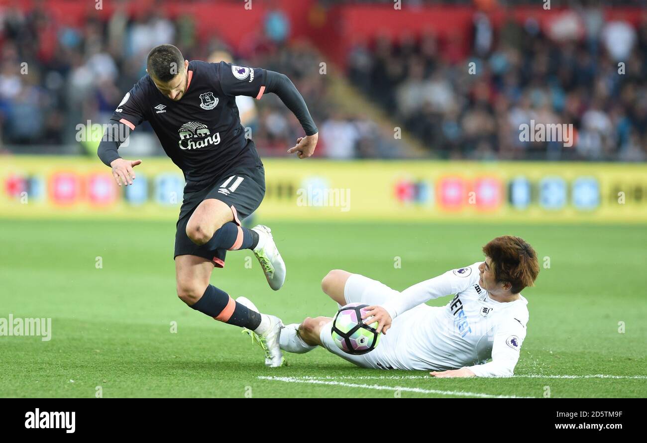 Ki Sung-Yueng de Swansea City et Kevin Mirallas d'Everton (à gauche) action Banque D'Images