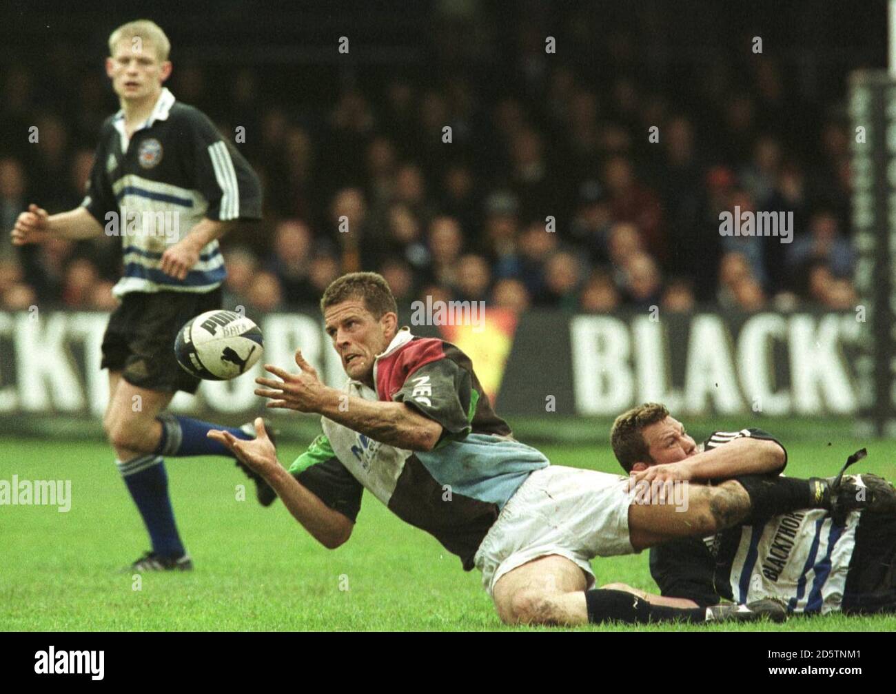 Harlequins Gareth Llewellyn (L) est abordé par Mark Regan de Bath (R) Banque D'Images