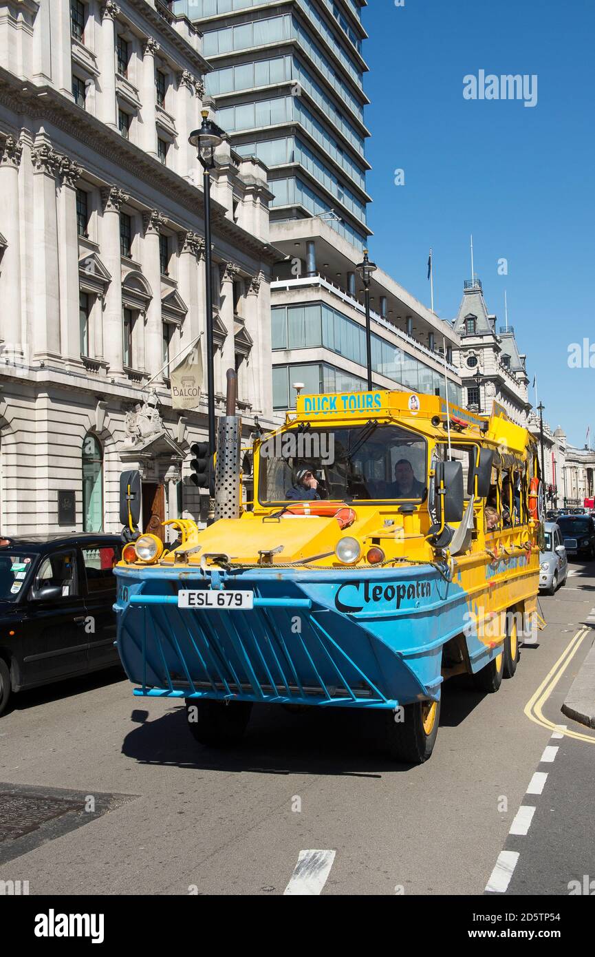 Excursion en bus amphibie appartenant à London Duck Tours en voiture à travers Londres, Angleterre. Banque D'Images