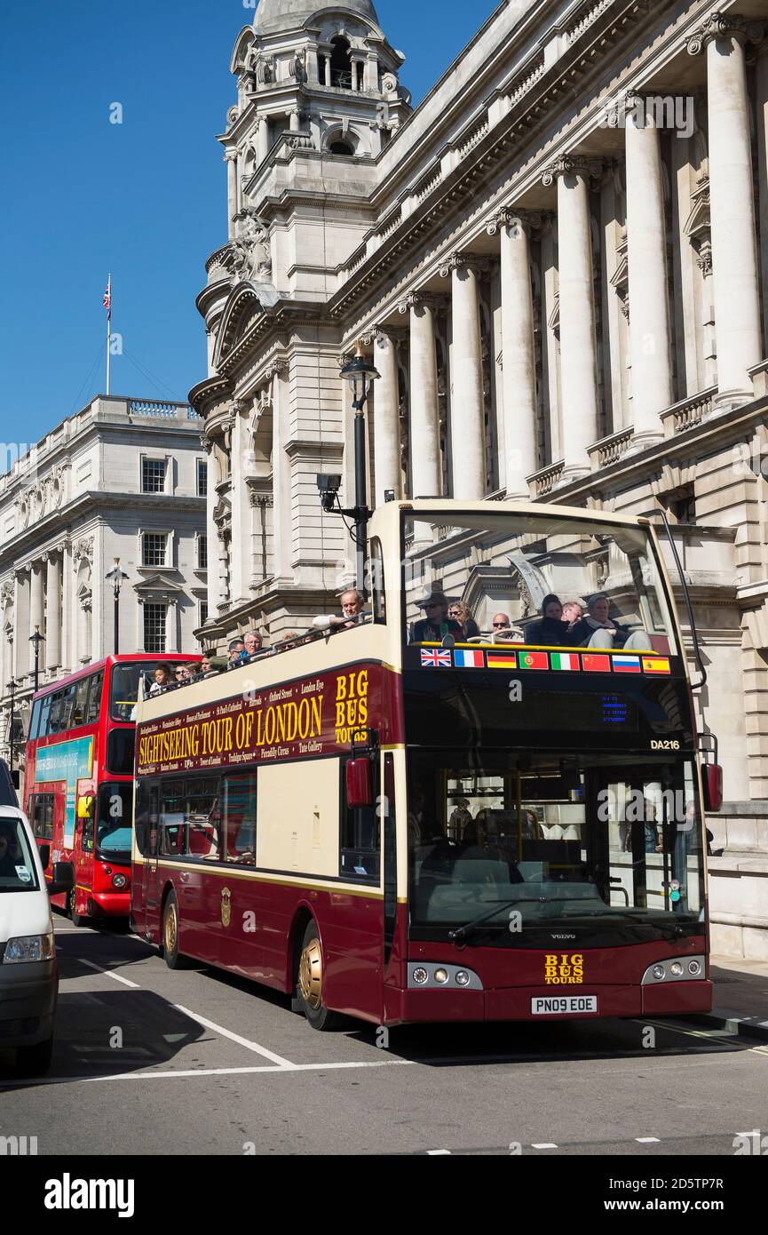 Touristes sur une visite de Londres à bord d'un bus à toit ouvert, Angleterre., Royaume-Uni. Banque D'Images