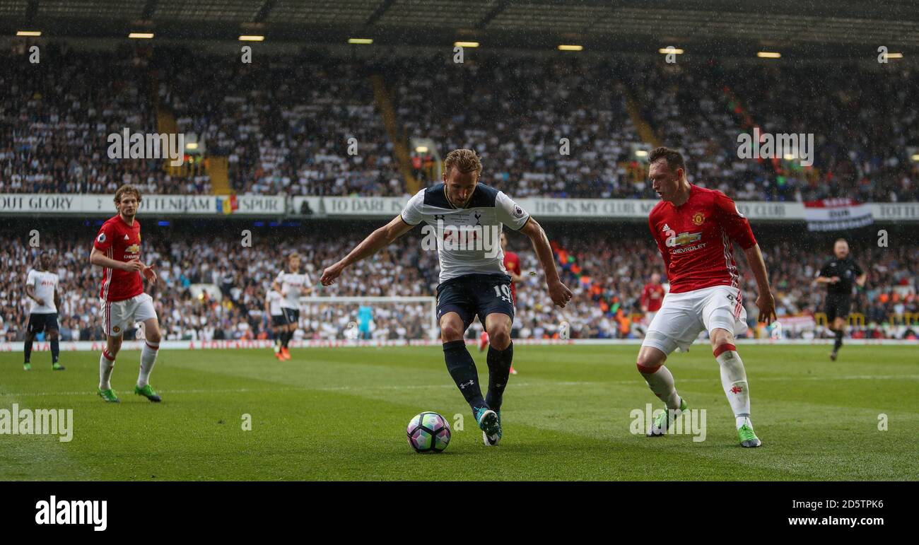 Harry Kane de Tottenham Hotspur (à gauche) et Phil Jones de Manchester United Banque D'Images