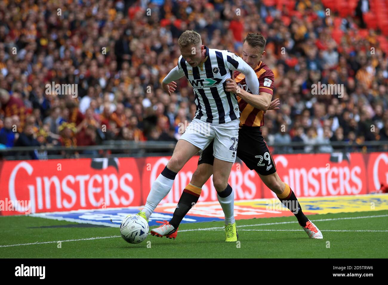 Tony McMahon de Bradford City et Aiden O'Brien de Millwall (à droite) pour le ballon Banque D'Images