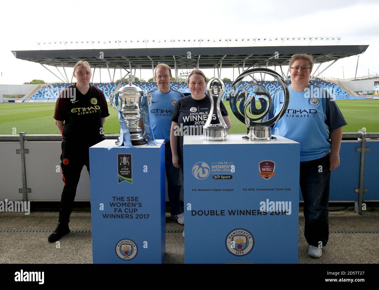 Les membres du Manchester City Women FC Supporters Club posent pour Une photo avant le match FA WSL entre Manchester Femmes de la ville et Yeovil Town Dames Banque D'Images