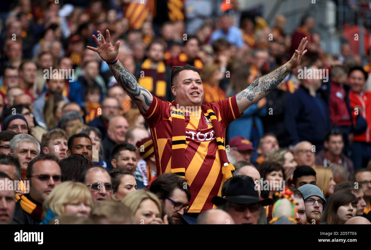 Un fan de Bradford City montre son soutien dans les tribunes Banque D'Images