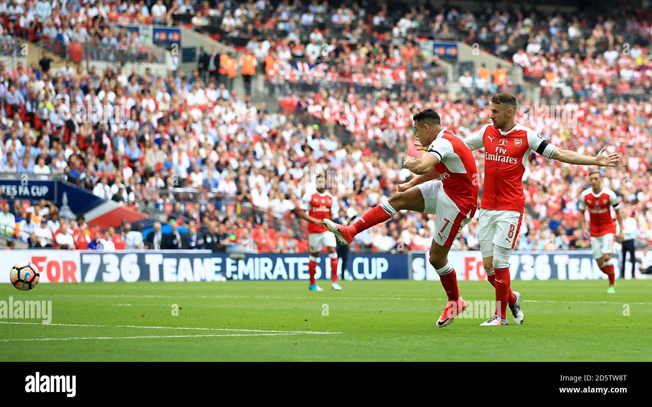 Alexis Sanchez d'Arsenal marque le premier but de son camp jeu Banque D'Images